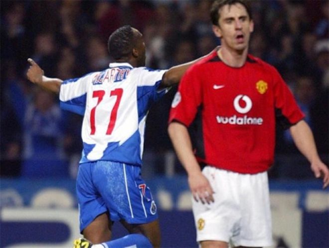 他將肩負球 他將肩負球