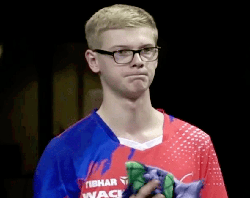 两人在场上 两人在场上